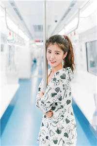 指尖划他下颌，我笑他亲手推开我阅读